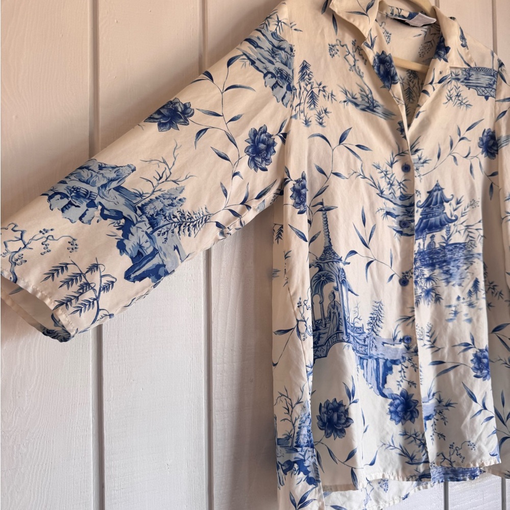 Floral Blue and White Women's Silk Blouse Vintage - Picture 4 of 5
